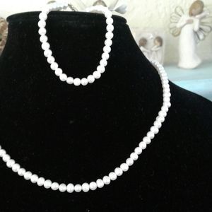 White cultural  pearls necklace & bracelet